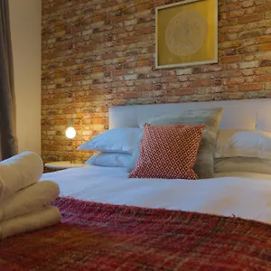 https://central-york-apartment-gold-sofa-parking-sometimes-available.yorkshirehotels.net
